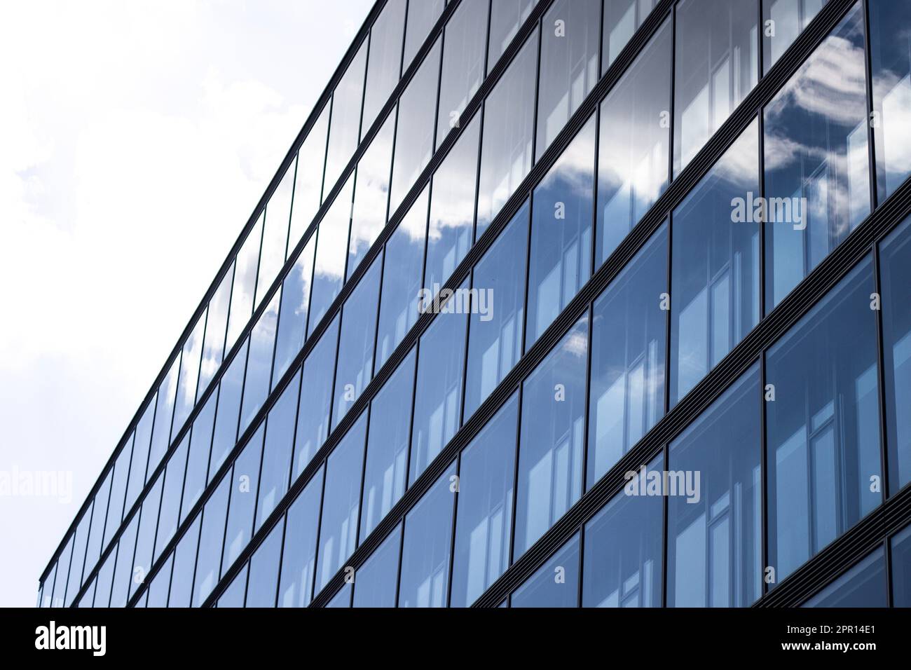 edificio in vetro e finestra che riflette il cielo blu e le nuvole Foto Stock