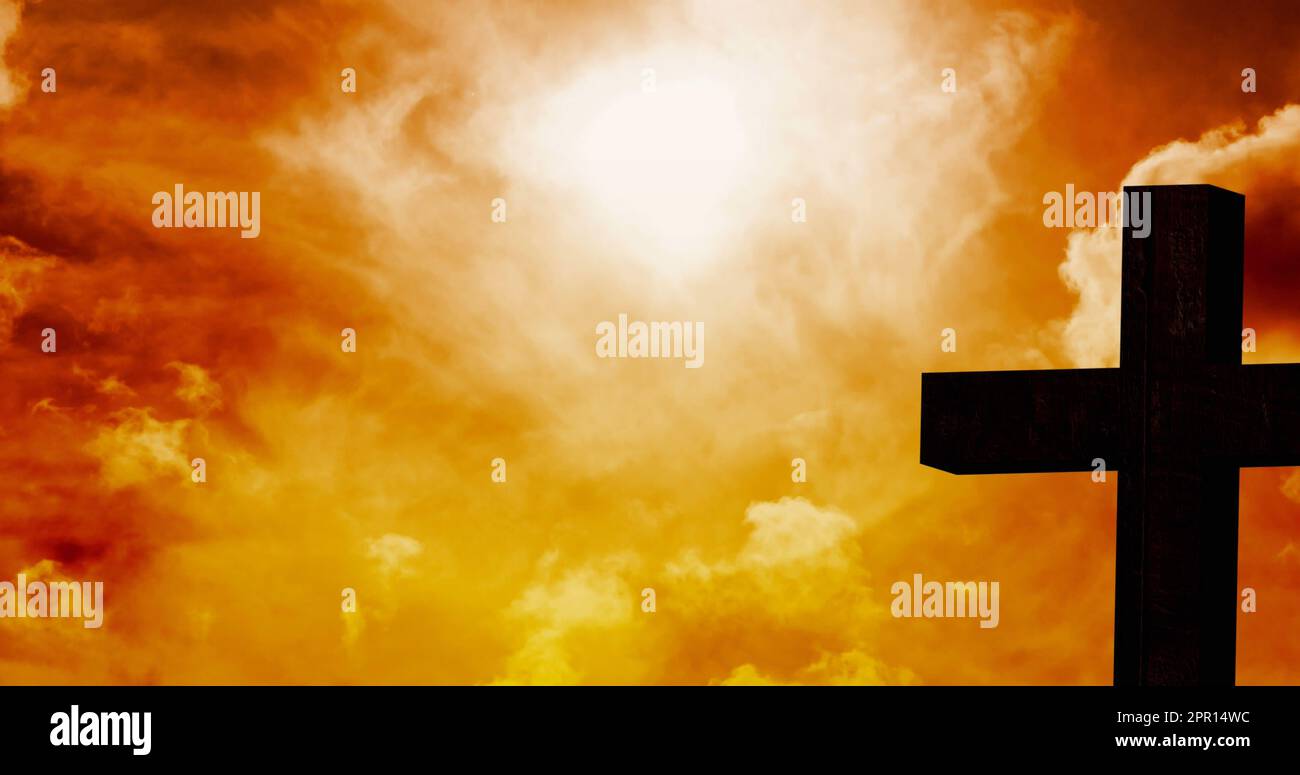 Silhouette in crocifisso nero su un cielo arancione e giallo nuvoloso tramonto Foto Stock