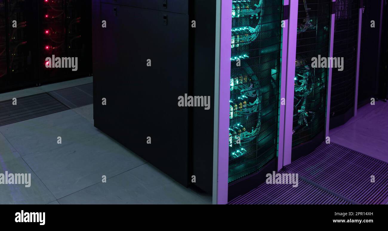 Server di computer incandescenti in una sala server di computer buia Foto Stock