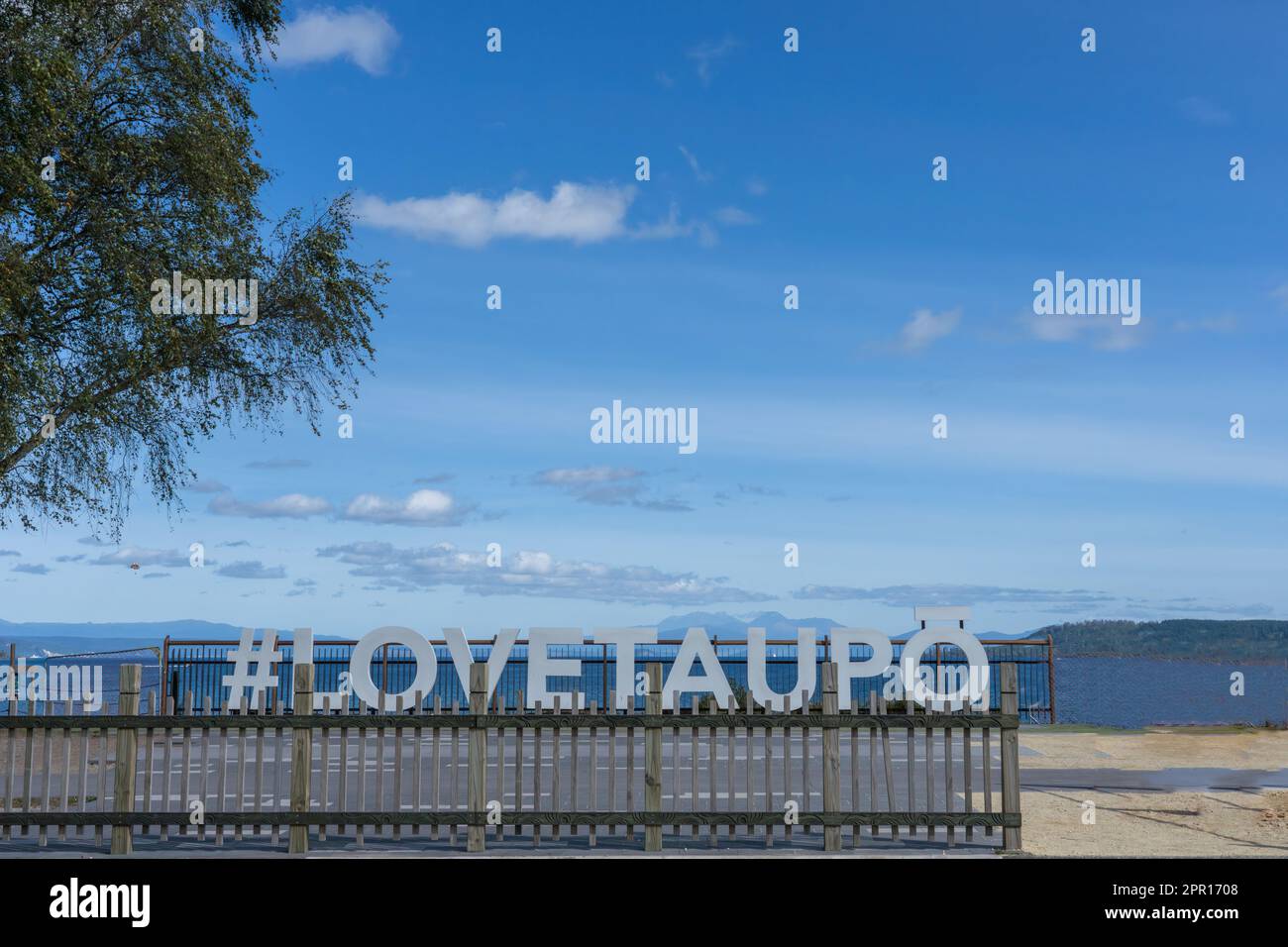 Taupo Nuova Zelanda - Aprile 16 2023; cartello promozionale Love Taupo con hash-tag sul lago Foto Stock