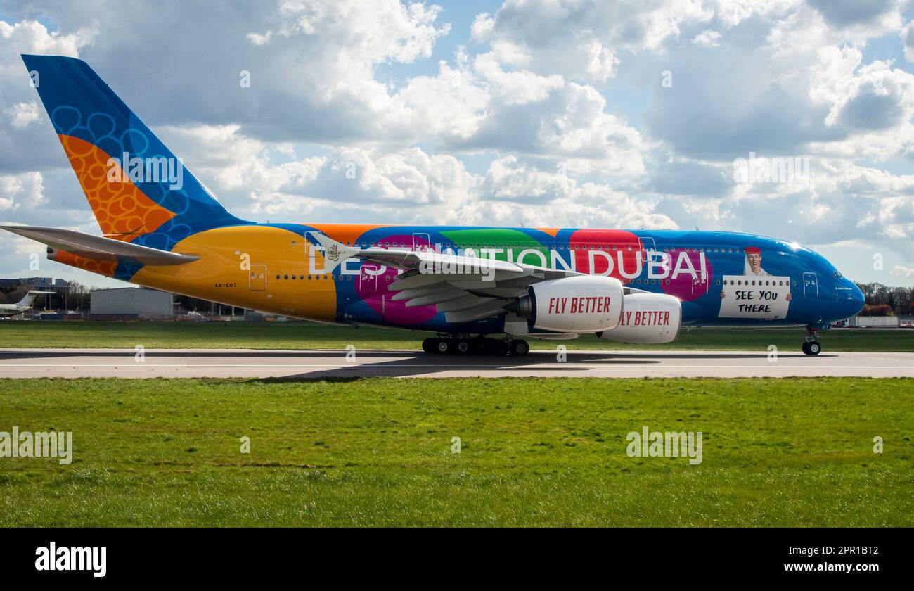 Londra, Regno Unito, 7th aprile 2023. Un aereo Emirates Airline (Destination Dubai) si fermò alla pista dell'aeroporto Gatwick di Londra in una giornata di sole. Foto Stock