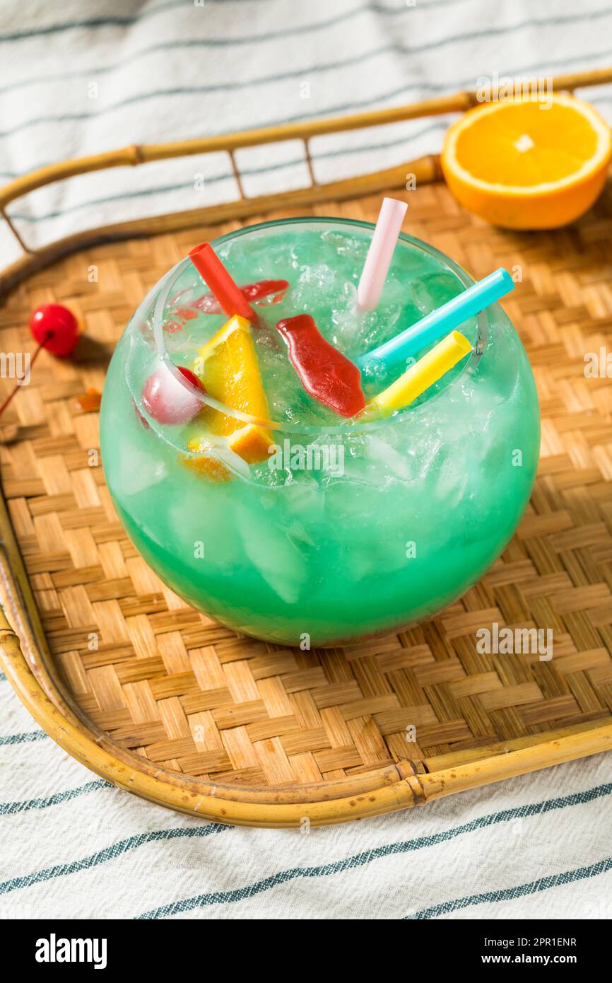 Cocktail Boozy Cold Blue Tiki Fishbowl con arancia e rum Foto Stock
