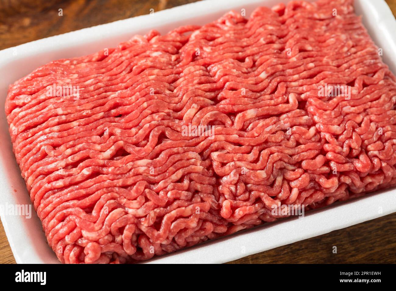 Grass alimentato crudo macinato di manzo pronto a cuocersi Foto Stock