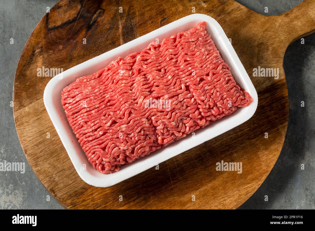 Grass alimentato crudo macinato di manzo pronto a cuocersi Foto Stock