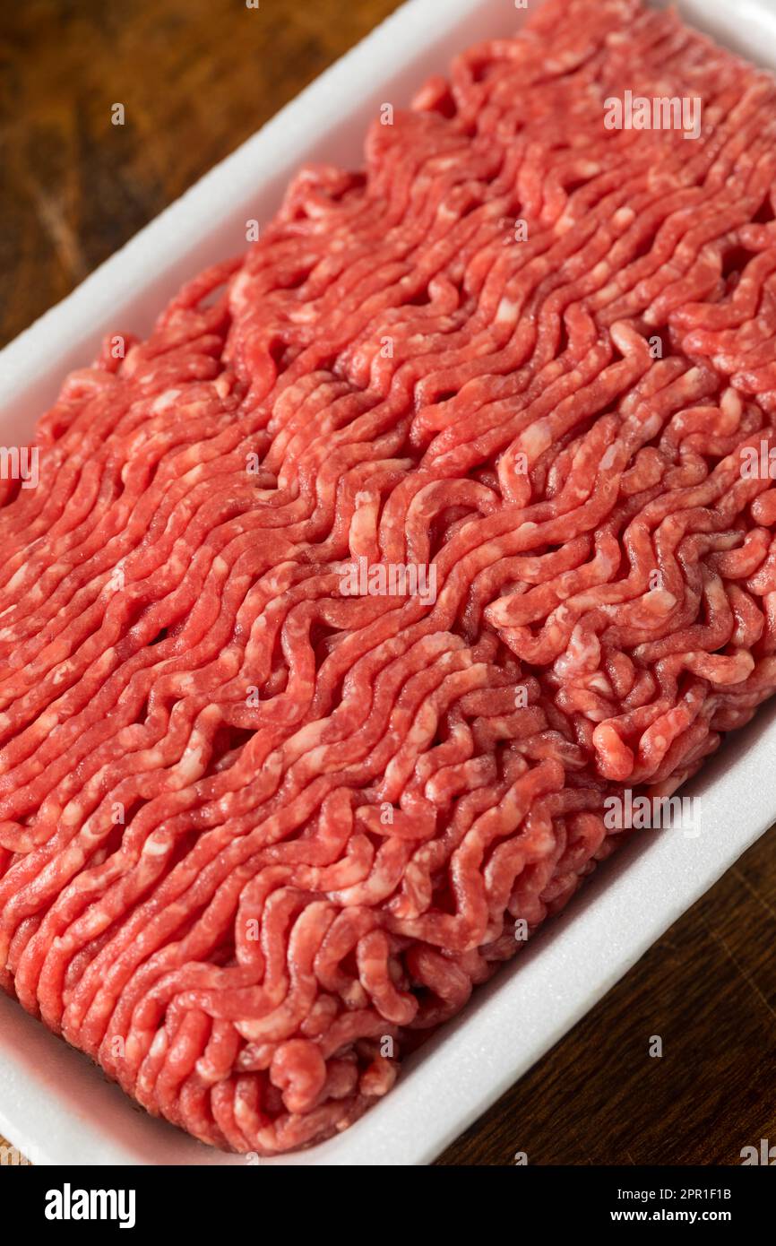 Grass alimentato crudo macinato di manzo pronto a cuocersi Foto Stock