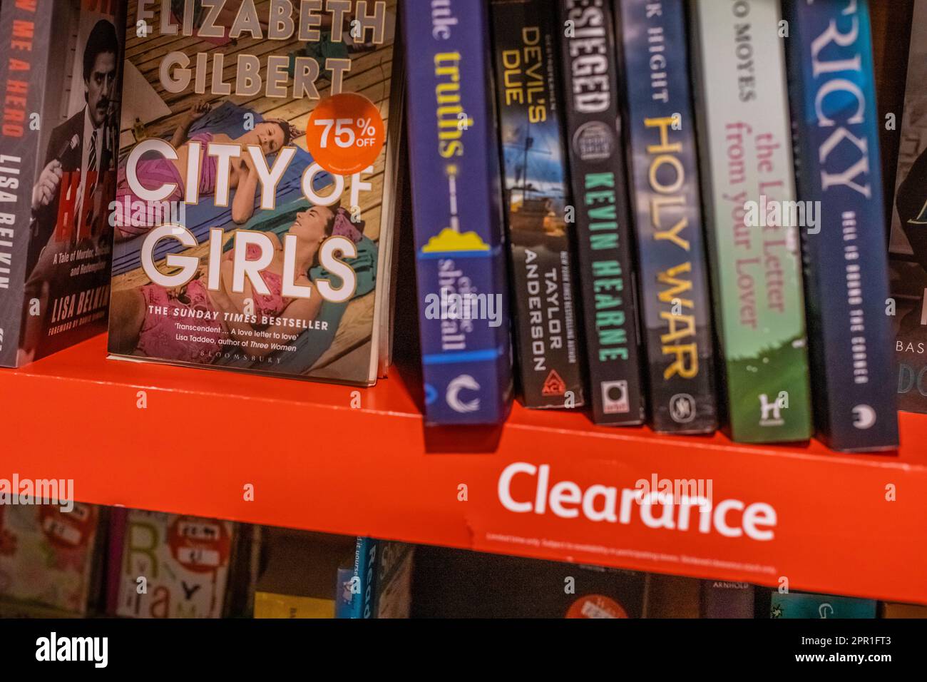 Libri sul rack di verifica Foto Stock