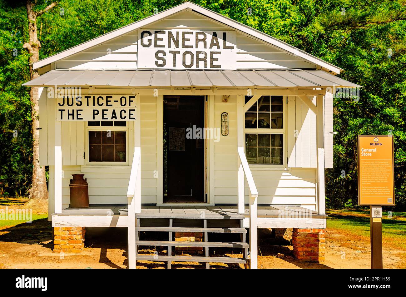 Nel Baldwin County Bicentennial Park, 22 aprile 2023, a Stockton, Alabama, è raffigurato un negozio di articoli in vecchio stile. Foto Stock