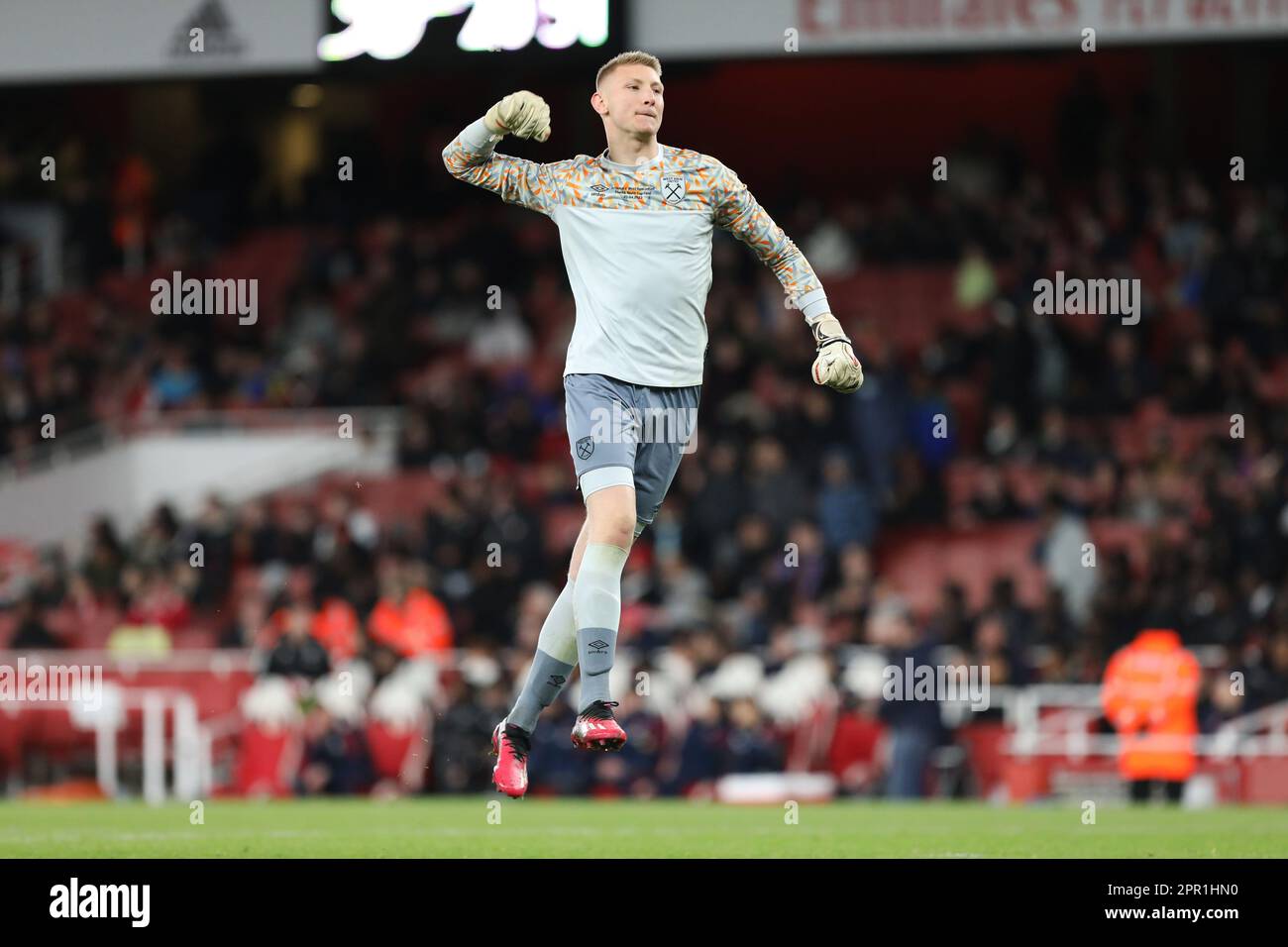 Londra, Regno Unito. 25th Apr, 2023. Mason Terry of West Ham United U18s festeggia dopo la finale della fa Youth Cup tra Arsenal U18 e West Ham Utd U18 all'Emirates Stadium, Londra, Inghilterra il 25 aprile 2023. Foto di Joshua Smith. Solo per uso editoriale, licenza richiesta per uso commerciale. Non è utilizzabile nelle scommesse, nei giochi o nelle pubblicazioni di un singolo club/campionato/giocatore. Credit: UK Sports Pics Ltd/Alamy Live News Foto Stock