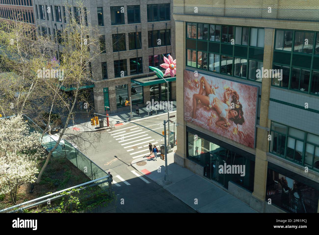 Un cartellone all'angolo tra Gansevoort e Washington Street di fronte al Whitney Museum of American Art è un'opera d'arte di Martine Gutierrez. Foto Stock