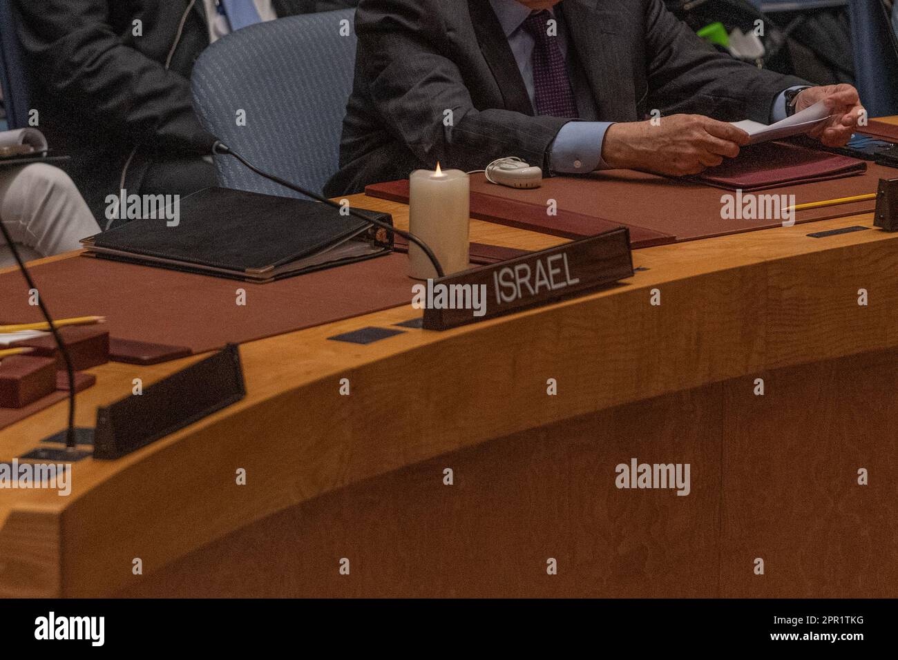 Candela accesa dal Rappresentante permanente e Ambasciatore d'Israele Gilad Erdan in memoria dei soldati e dei civili uccisi in onore di Yom HaZikaron, la Giornata della memoria d'Israele vista su un tavolo mentre la delegazione israeliana lasciava la riunione del Consiglio di sicurezza sulla situazione in Medio Oriente, compresa la questione palestinese presso il quartier generale delle Nazioni Unite. Il ministro degli Esteri russo Sergey Lavrov ha presieduto la riunione del Consiglio di sicurezza mentre la Federazione russa detiene la Presidenza il mese di aprile. (Foto di Lev Radin/Pacific Press) Foto Stock