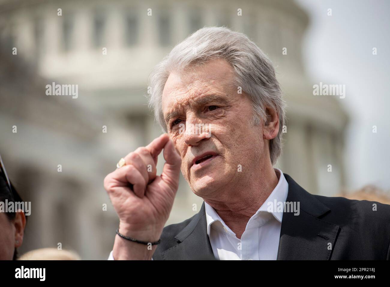 L'ex presidente ucraino Viktor Yushchenko offre osservazioni su una risoluzione della Vittoria Ucraina durante una conferenza stampa al Campidoglio degli Stati Uniti a Washington, DC, martedì 25 aprile 2023. Credito: Rod Lamkey/CNP Foto Stock