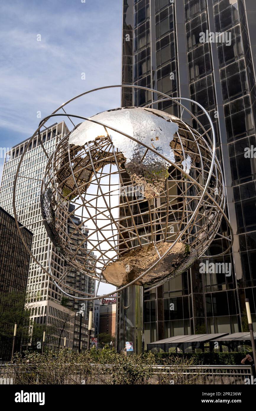 New York, NY - USA - 14 aprile 2023 Vista del globo Columbus Circle, una scultura di un globo di Kim Brandell, installata fuori Trump International H. Foto Stock