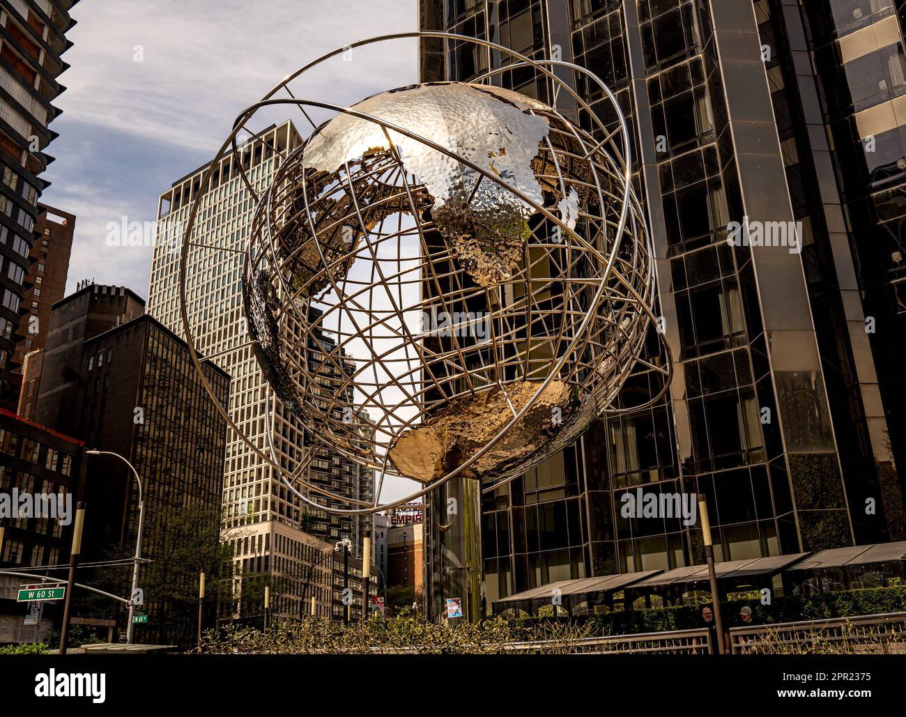 New York, NY - USA - 14 aprile 2023 Vista del globo Columbus Circle, una scultura di un globo di Kim Brandell, installata fuori Trump International H. Foto Stock