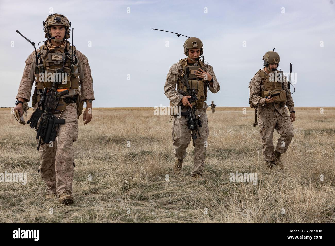 STATI UNITI Marine Corps Joint Terminal Attack Controllers e Joint Fires Observer con 1st Marine Division avanzano verso un'area obiettivo dopo aver coordinato il supporto simulato in aria stretta durante l'esercizio Garnet Rattler sulla Saylor Creek Range a Grasmere, Idaho, 17 aprile 2023. Garnett Rattler è un esercizio congiunto tra Marines e Airmen per addestrare i controller di attacco terminale congiunto a essere più efficienti e letali in un ambiente di formazione realistico. (STATI UNITI Corpo marino foto di CPL. Dean Gurule) Foto Stock