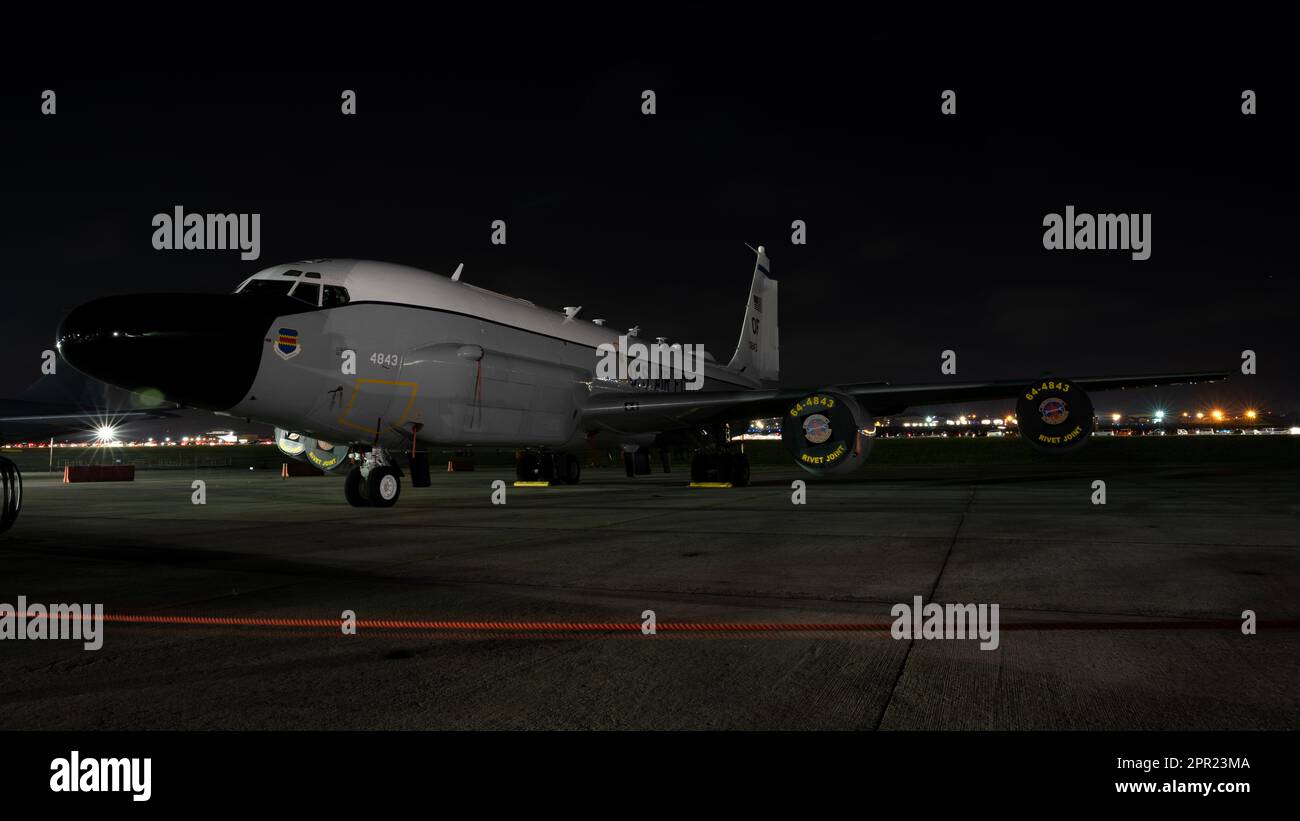 NEGLI STATI UNITI Air Force RC-135W Rivet Joint Reconnaissance Aircraft del 82nd Intelligence Squadron è in mostra statica durante l'America Fest 2023 presso la base aerea di Kadena, Giappone, il 23 aprile 2023. L'aeromobile di ricognizione Rivet Joint supporta i consumatori di livello nazionale e teatrale con capacità di raccolta, analisi e diffusione di informazioni in tempo quasi reale. (STATI UNITI Foto dell'aeronautica militare di Jessi Roth) Foto Stock