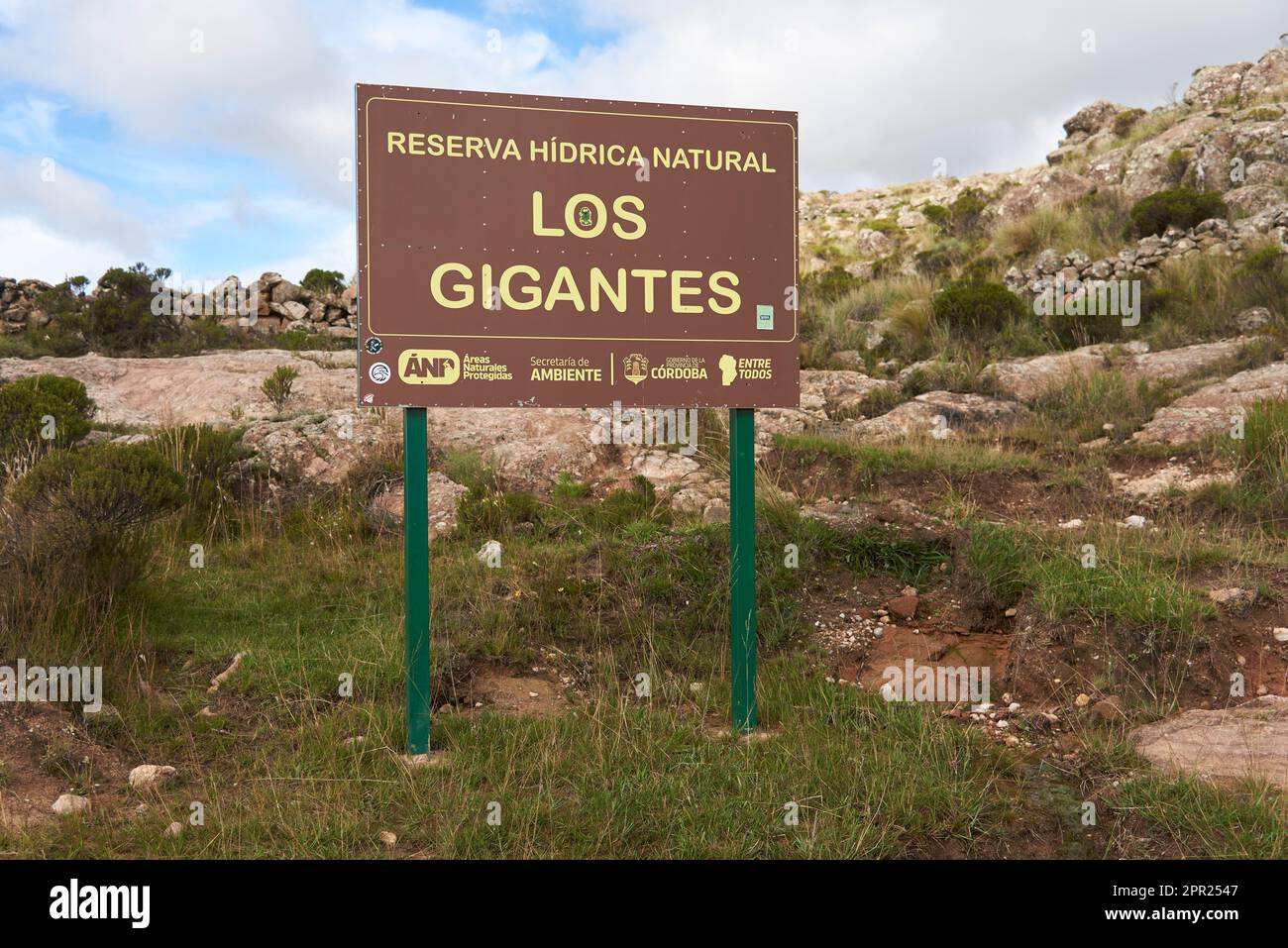 Cordoba, Argentina, 6 aprile 2023: Cartello presso la Riserva Naturale d'acqua di Los Gigantes, un massiccio montano che appartiene all'area settentrionale della Sierras Gran Foto Stock