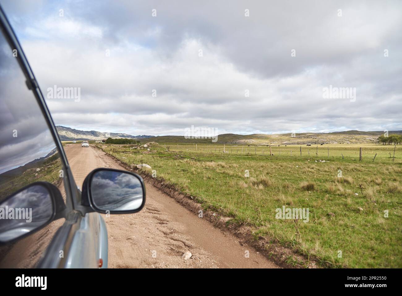 Vista dalla finestra di un'auto che viaggia nella regione di Los Gigantes, un massiccio montano che appartiene alla zona settentrionale di Sierras Grandes, un più turistico Foto Stock