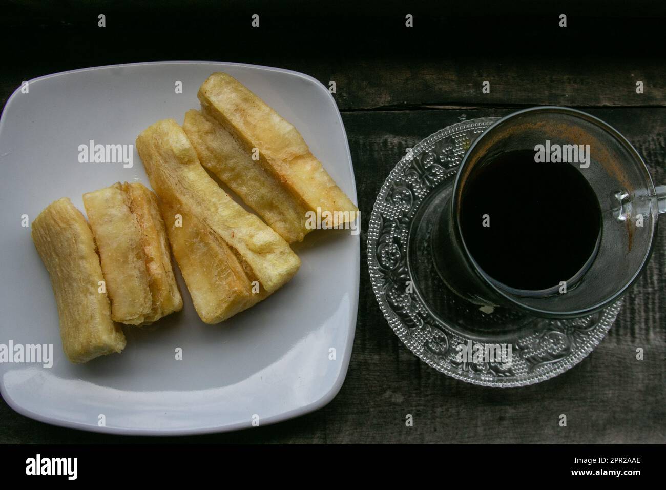 Manioca fritta e caffè per colazione - foto stock Foto Stock