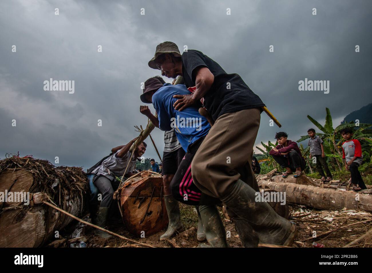 I residenti del villaggio di Cihanjawar, Bogor, Giava occidentale, Indonesia, hanno fatto cannoni da alberi di Randu il 25 aprile 2023 per il festival culturale Foto Stock