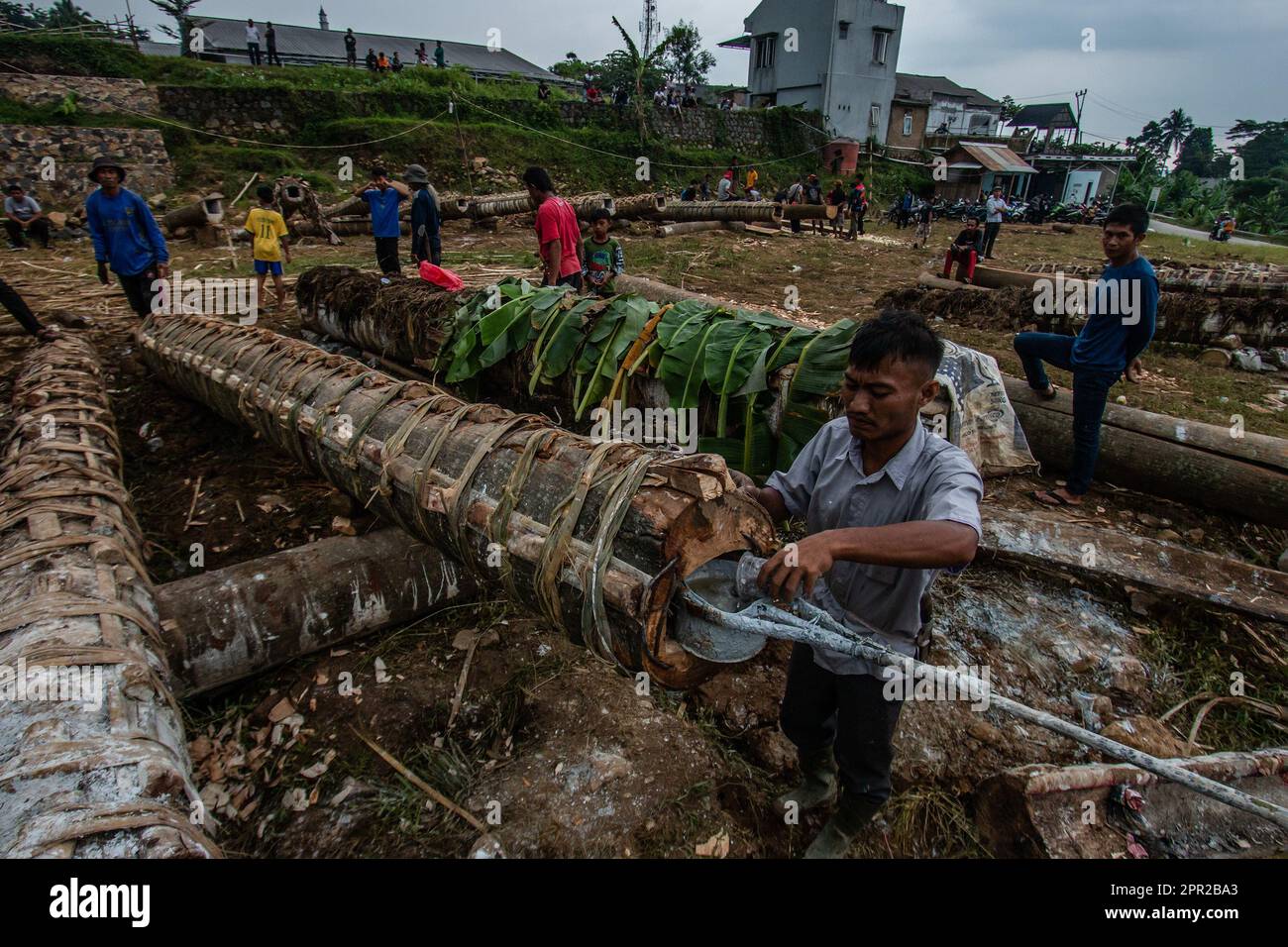 I residenti del villaggio di Cihanjawar, Bogor, Giava occidentale, Indonesia, hanno fatto cannoni da alberi di Randu il 25 aprile 2023 per il festival culturale Foto Stock
