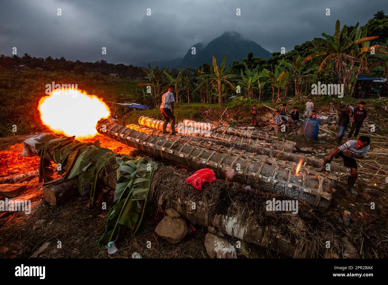 I residenti del villaggio di Cihanjawar, Bogor, Giava occidentale, Indonesia, hanno fatto cannoni da alberi di Randu il 25 aprile 2023 per il festival culturale Foto Stock
