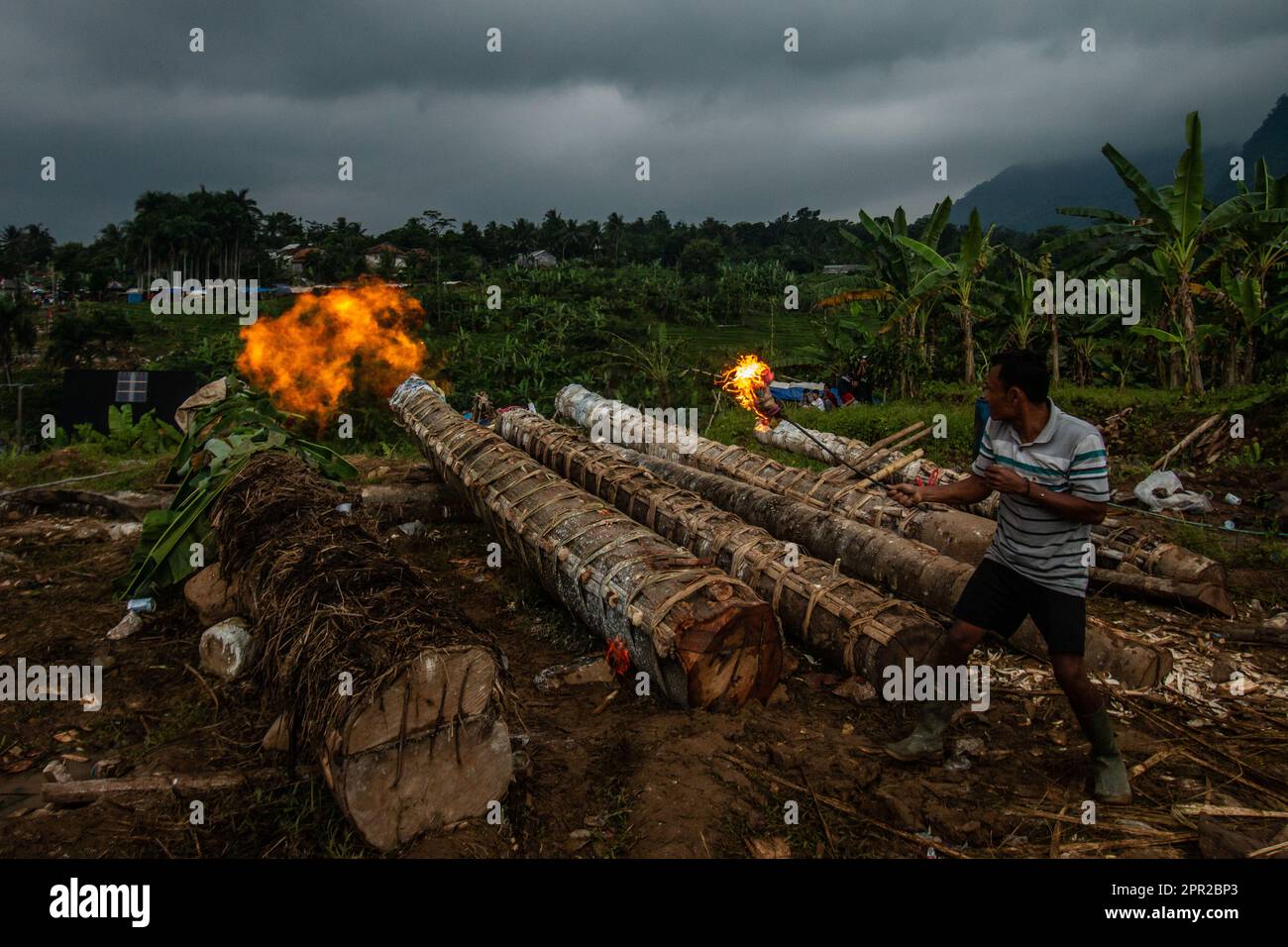 I residenti del villaggio di Cihanjawar, Bogor, Giava occidentale, Indonesia, hanno fatto cannoni da alberi di Randu il 25 aprile 2023 per il festival culturale Foto Stock