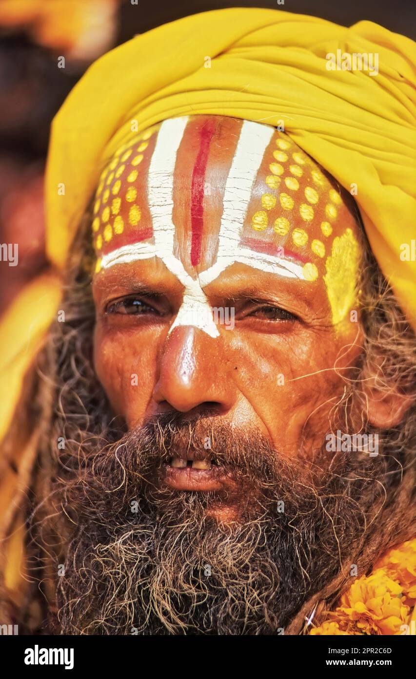 Sadhu indù bearded con il foulard del viso e giallo a Piazza Durbar, Patan, Nepal Foto Stock