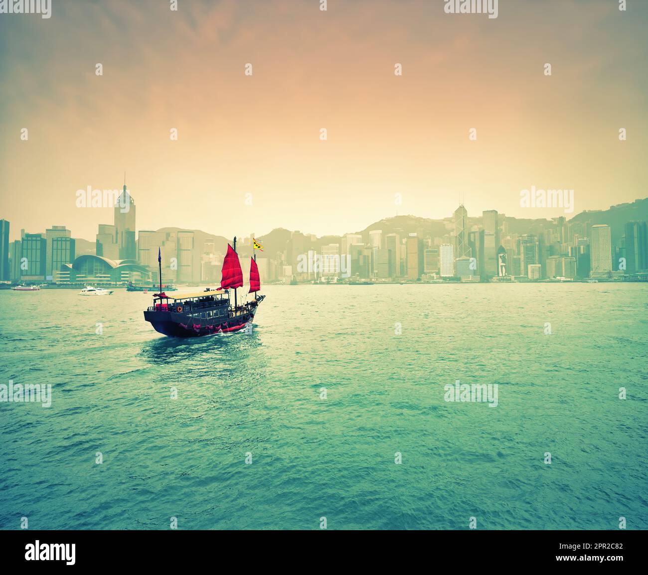 Tradizionale spazzatura cinese nel Victoria Harbour, con l'Isola di Hong Kong in lontananza, Hong Kong, Cina Foto Stock