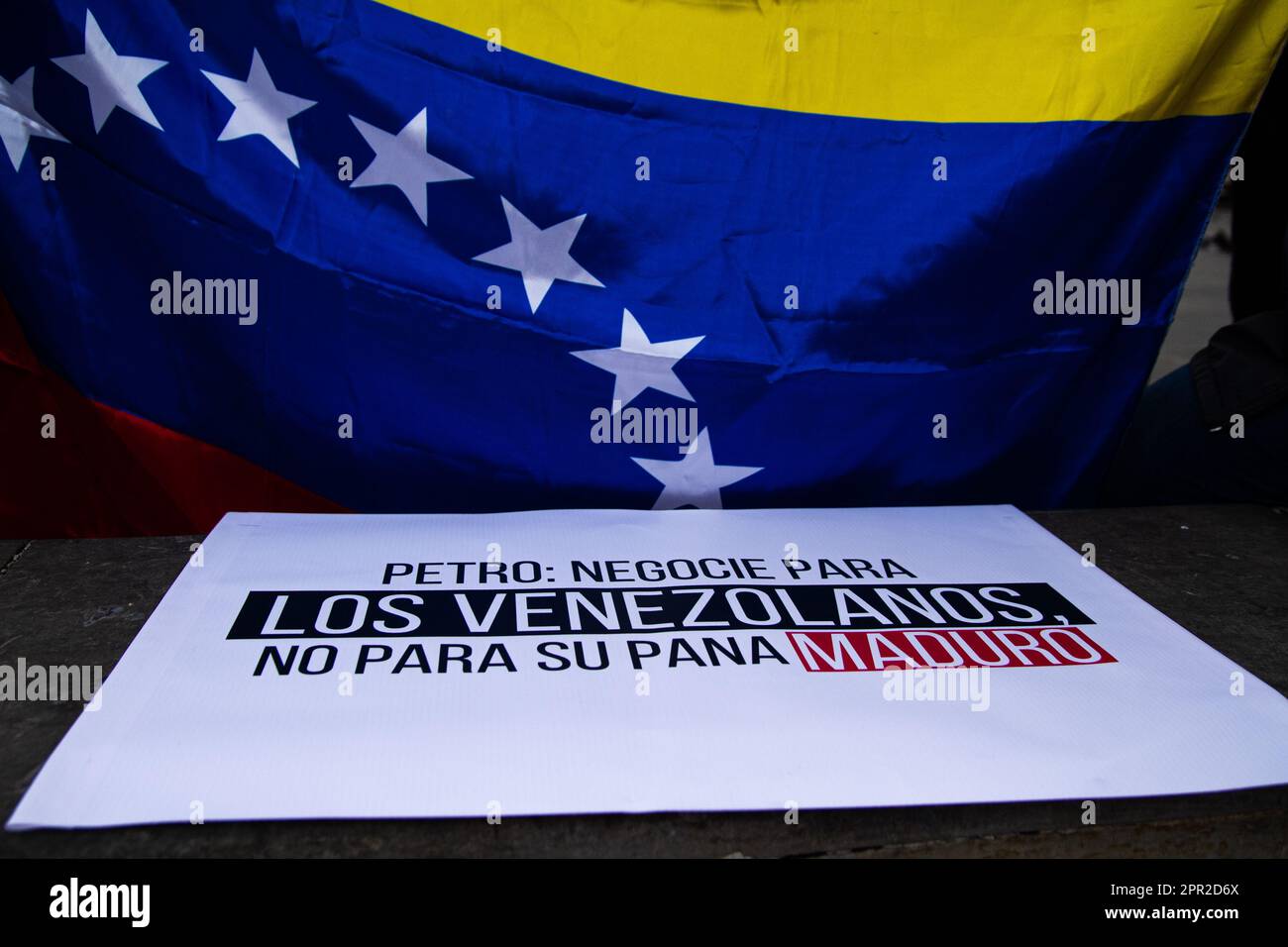 I migranti venezuelani che vivono in Colombia protestano contro la conferenza internazionale sul processo politico del Venezuela tenutasi a Bogotà, Colombia il 25 aprile 2023. Foto di: Chepa Beltran/Long Visual Press Foto Stock