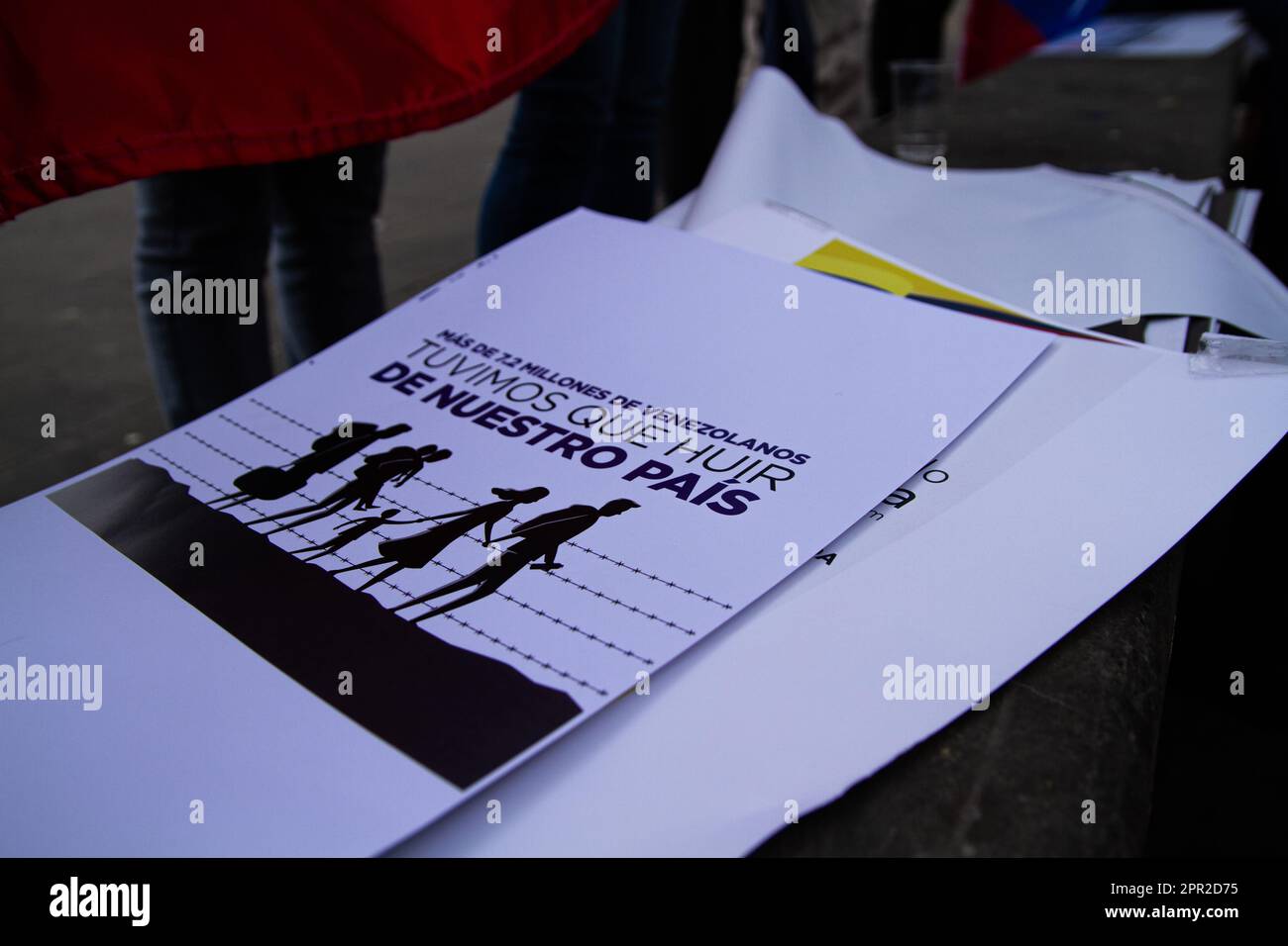 I migranti venezuelani che vivono in Colombia protestano contro la conferenza internazionale sul processo politico del Venezuela tenutasi a Bogotà, Colombia il 25 aprile 2023. Foto di: Chepa Beltran/Long Visual Press Foto Stock
