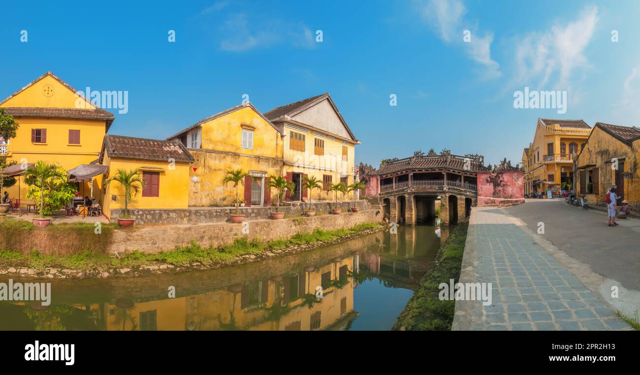 Ampia vista del ponte coperto giapponese e degli edifici vicini, Hoi An, provincia di Quang Nam, Vietnam centrale Foto Stock