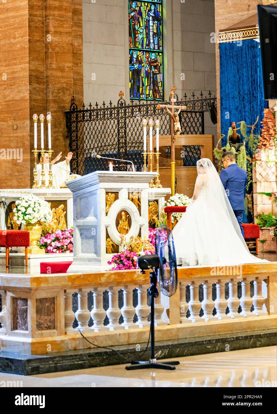Intramuros,Maniila,Filippine-Gennaio 07 2023: Una giovane coppia filippina è sposata all'altare della Cattedrale dell'Immacolata Conceptio di Manila Foto Stock