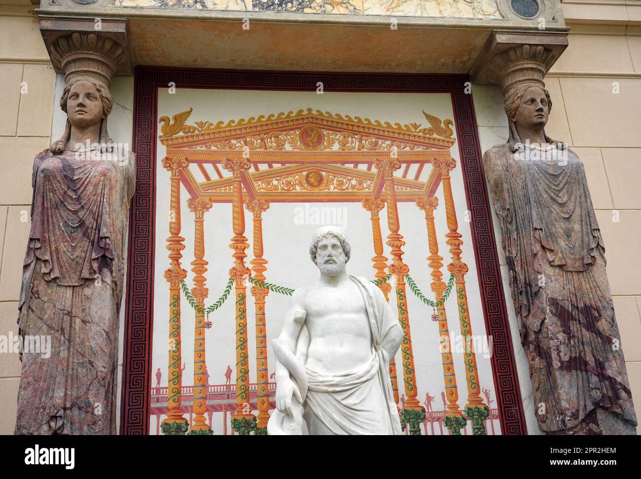Berlino, Germania. 24th Apr, 2023. La scultura in marmo del dio greco di guarigione Asklepios è tornato sulla facciata est del casinò nel Parco del Palazzo di Glienicke tra due cariatidi (sculture di donne invece di una colonna) e viene fissata da due restauratori. Con il restauro della scultura, di antiche parti di colonna e di un murale, la Fondazione Prussiana palazzi e giardini Berlino-Brandeburgo (SPSG) è stata in grado di completare il restauro del complesso panchine presso il casinò nei giardini del palazzo Glienicke. Credit: Soeren Stache/dpa/Alamy Live News Foto Stock