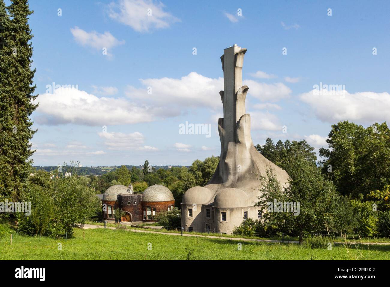 Dornach, Svizzera - Agosto 28. 2021: La casa di vetro e la casa di riscaldamento tra i primi edifici sulla collina di Goetheanum. Goetheanum è il centro Foto Stock