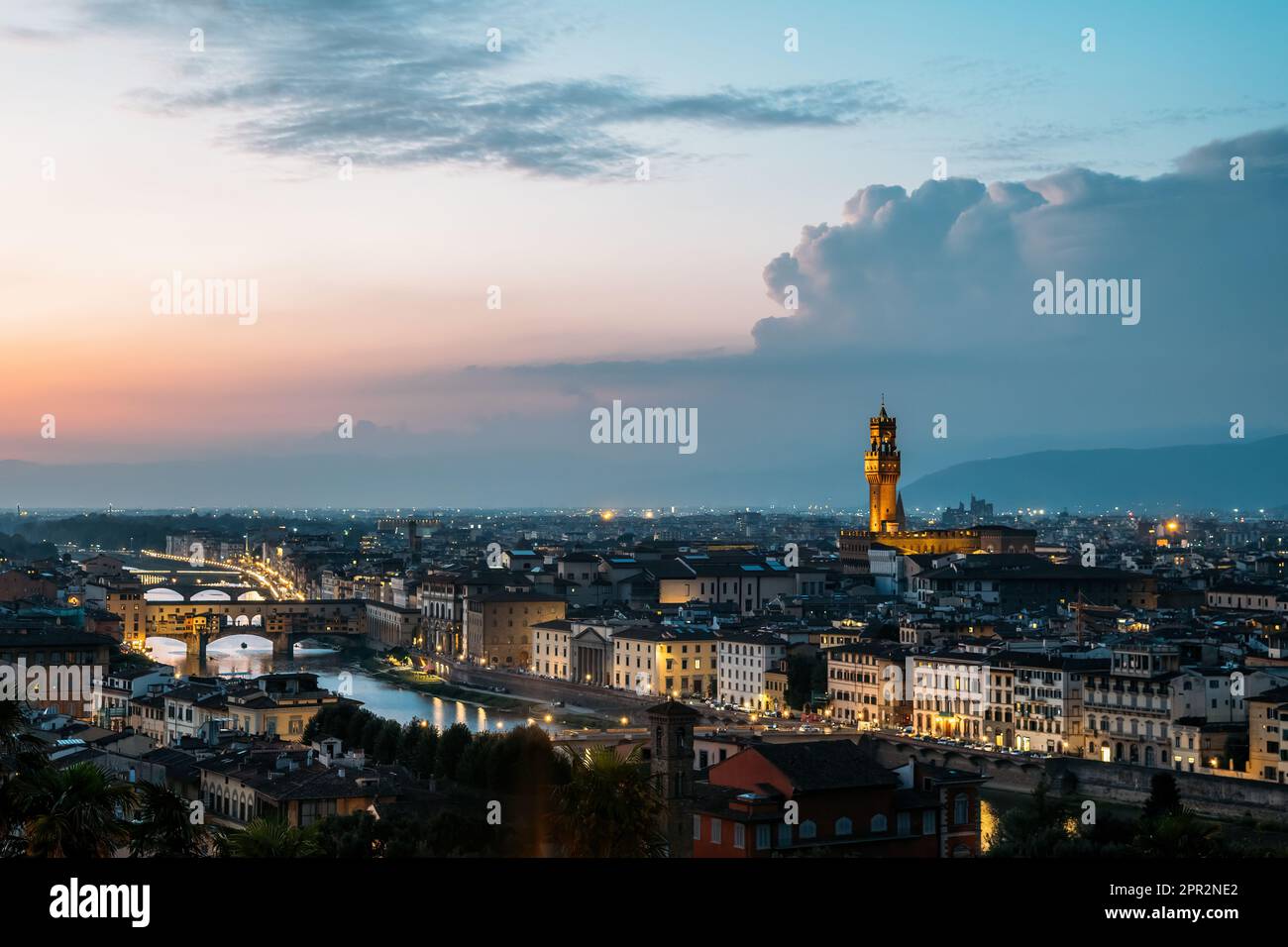 Vista dall'alto del Palazzo Vecchio di Firenze Torre del Municipio dell'architetto Arnolfo di Cambio in una calda serata estiva che si affaccia sul ponte sul Foto Stock