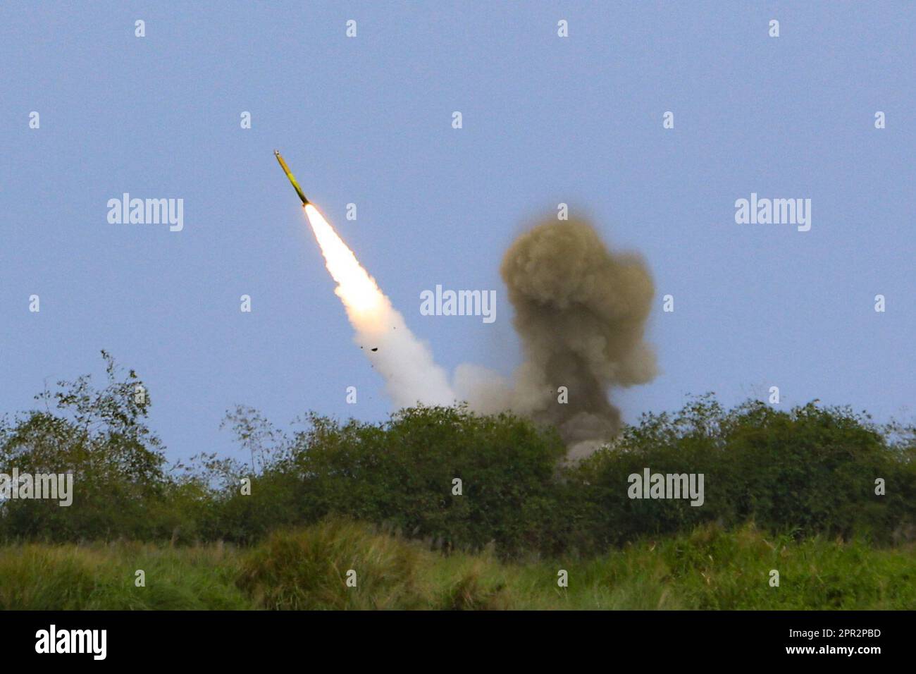 San Miguel, Zambales, Filippine. 26th Apr, 2023. Un missile è lanciato da un lanciarazzi multipli HIMARS Light per affondare una nave bersaglio (non raffigurata), in una base navale durante l'esercizio combinato Joint Littoral Live Fire come parte degli esercizi Balikatan USA-Filippine, in mezzo alle crescenti tensioni con la Cina. L'esercizio combinato di fuoco vivo misto Littoral coinvolge le forze USA e Filippine che utilizzano gli HIMARS per affondare una nave bersaglio e sparare conchiglie di artiglieria. (Credit Image: © Daniel Ceng Shou-Yi/ZUMA Press Wire) SOLO PER USO EDITORIALE! Non per USO commerciale! Foto Stock