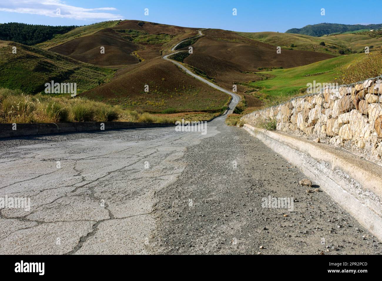 Strada sterrata attraverso colline di terra rossa in Sicilia, Italia  (strada Foto stock - Alamy