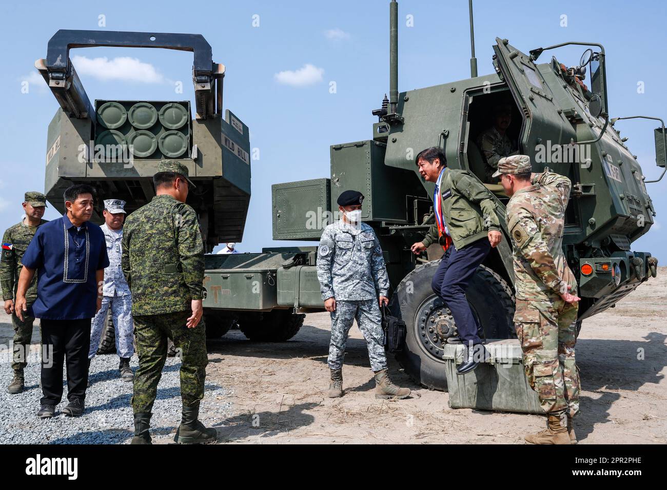 San Miguel, Zambales, Filippine. 26th Apr, 2023. Il presidente filippino BONGBONG MARCOS (2nd-Right) si è accantonato da un lanciarazzi multipli HIMARS Light presso una base navale durante l'esercizio combinato Joint Littoral Live Fire come parte degli esercizi Balikatan USA-Filippine, in mezzo alle crescenti tensioni con la Cina. L'esercizio combinato di fuoco vivo misto Littoral coinvolge le forze USA e Filippine che utilizzano gli HIMARS per affondare una nave bersaglio e sparare conchiglie di artiglieria. (Credit Image: © Daniel Ceng Shou-Yi/ZUMA Press Wire) SOLO PER USO EDITORIALE! Non per USO commerciale! Foto Stock