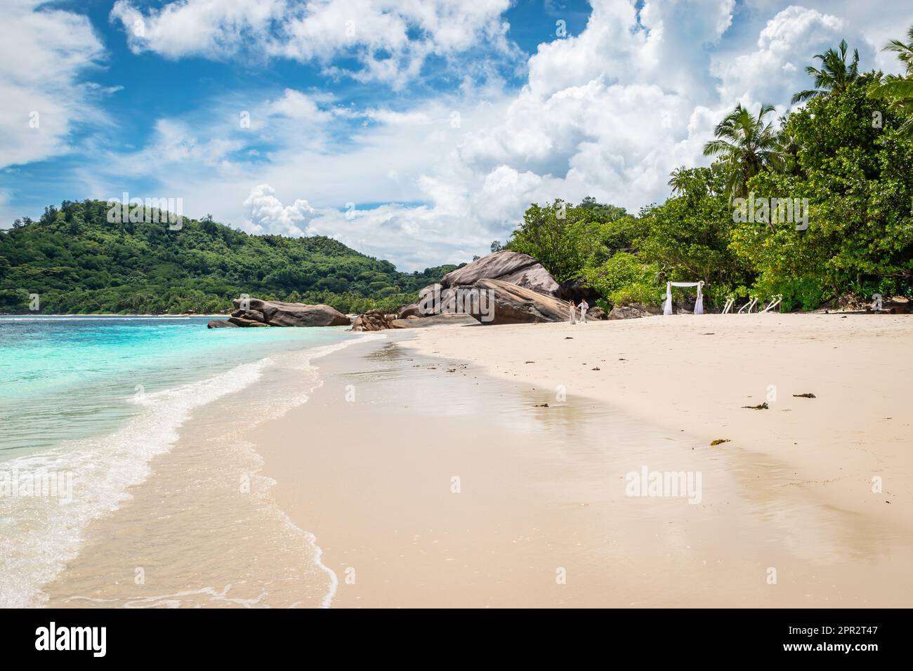 Bellissima spiaggia tropicale alle Seychelles. Spiaggia famosa per i matrimoni. Foto Stock