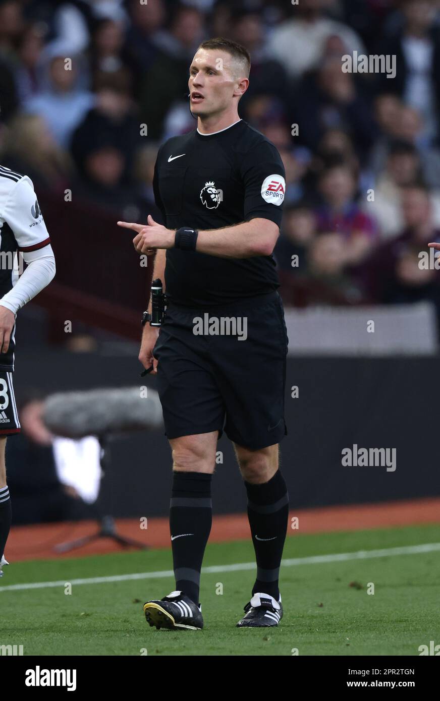 Birmingham, Regno Unito. 25th Apr, 2023. L'arbitro Thomas Bramall alla partita dell'Aston Villa contro Fulham EPL, a Villa Park, Birmingham, Regno Unito, il 25th aprile 2023. Credit: Paul Marriott/Alamy Live News Foto Stock