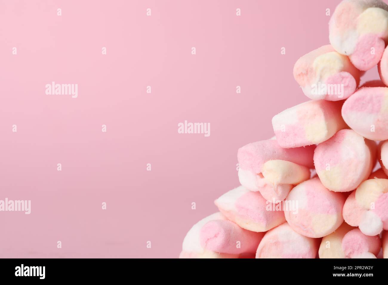 Marshmallow rosa e bianco in primo piano. Dolce sfondo caramella Foto stock  - Alamy