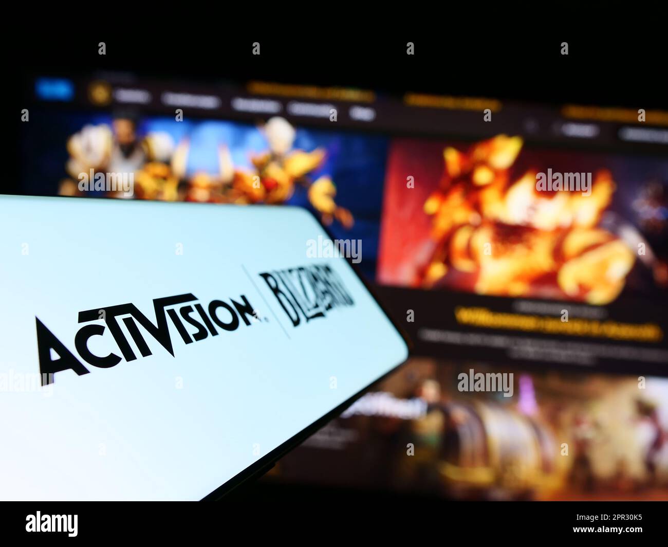 Cellulare con logo della società americana di videogiochi Activision Blizzard Inc. Sullo schermo di fronte al sito web. Messa a fuoco al centro a sinistra del display del telefono. Foto Stock