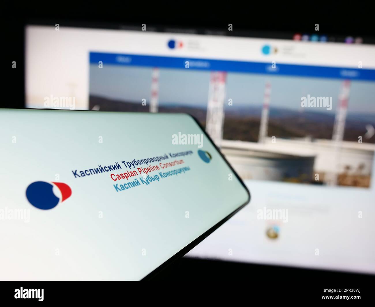 Telefono cellulare con logo del Consorzio Caspipeline (CPC) sullo schermo di fronte al sito. Messa a fuoco al centro a sinistra del display del telefono. Foto Stock