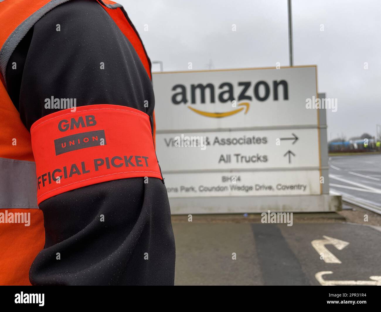 Foto del file datata 28/02/2023 dei membri del sindacato GMB sulla linea picket al di fuori del centro Amazon Fulfillment di Coventry. Amazon gigante online è stato chiesto di riconoscere formalmente un sindacato in uno dei suoi siti che è stato colpito da scioperi. Il GMB afferma che sarebbe la prima volta che i lavoratori dell'azienda avrebbero ottenuto il riconoscimento sindacale formale per la contrattazione collettiva sulla retribuzione e sulle condizioni. La mossa segue gli scioperi di centinaia di membri GMB sul sito Amazon di Coventry in una disputa sulla retribuzione. Data di emissione: Mercoledì 26 aprile 2023. Foto Stock