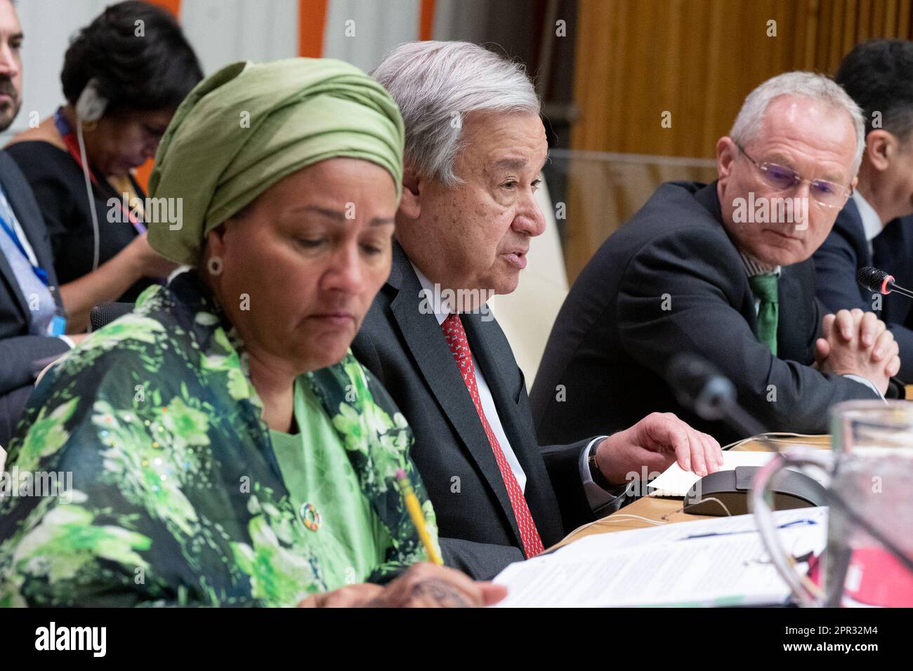 (230426) -- NAZIONI UNITE, 26 aprile 2023 (Xinhua) -- il Segretario generale delle Nazioni Unite Antonio Guterres (C) parla in un briefing agli stati membri delle Nazioni Unite sull'edizione speciale del suo rapporto sui progressi degli OSS, presso la sede delle Nazioni Unite a New York il 25 aprile 2023. Martedì Guterres ha lanciato l’allarme sulla mancanza di progressi negli obiettivi di sviluppo sostenibile (SDG). (Eskinder Debebe/una foto/Handout via Xinhua) Foto Stock