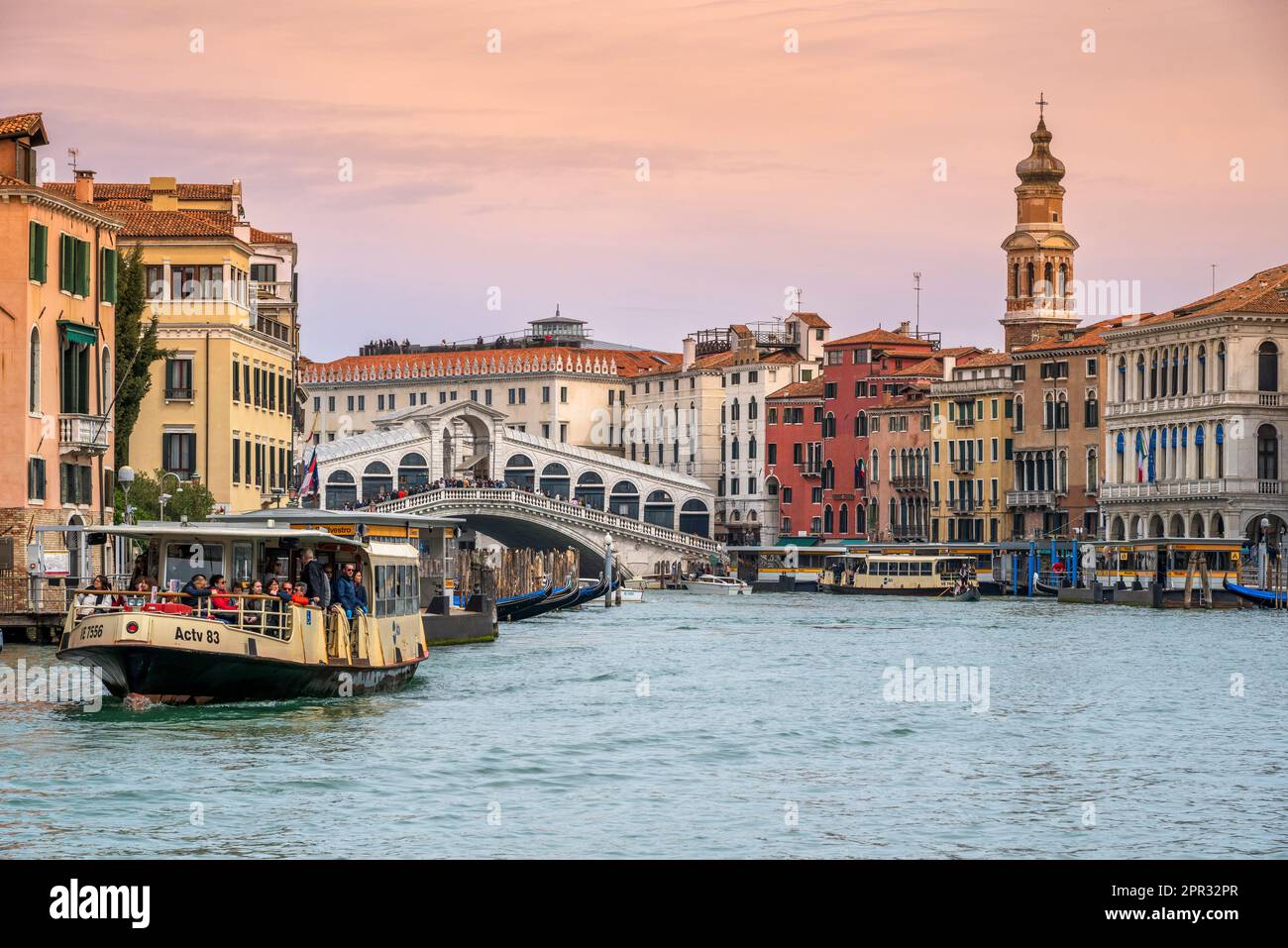 Canal Grande e Ponte di Rialto al tramonto, Venezia, Veneto, Italia Foto Stock