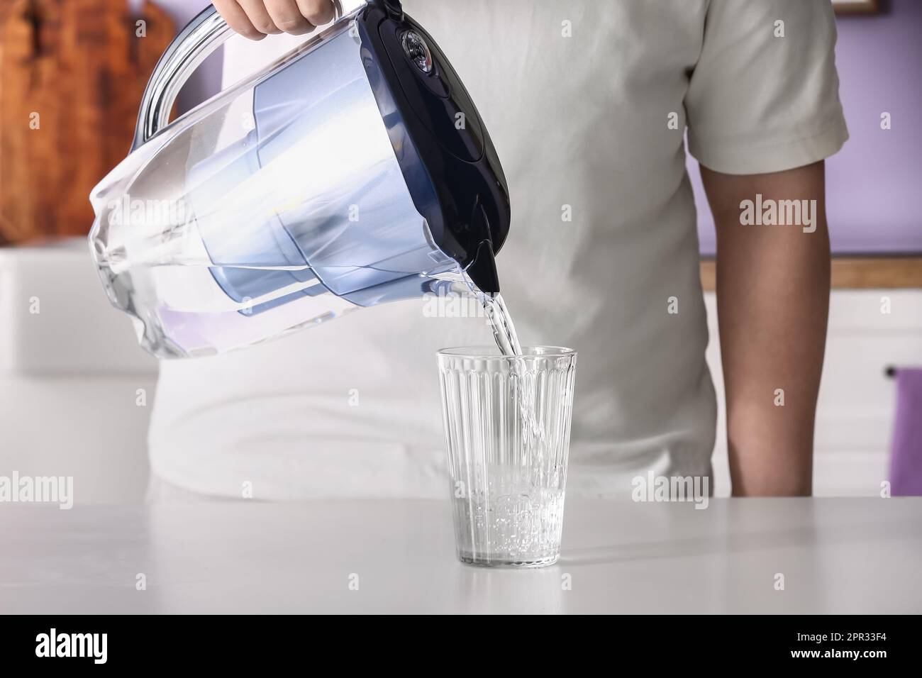 Uomo maschio persona bere brocca di vetro dell'acqua immagini e fotografie  stock ad alta risoluzione - Alamy