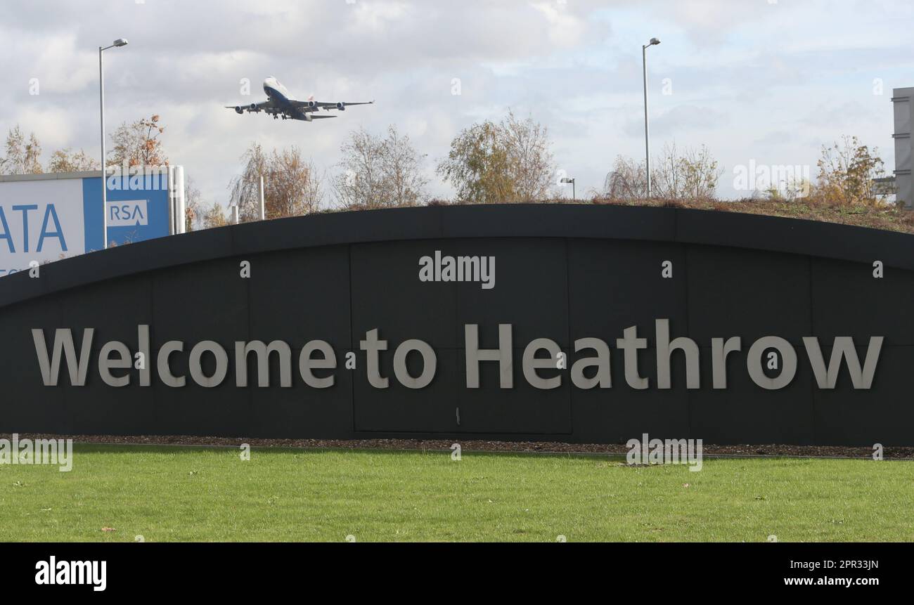 Foto del file datata 29/10/2012 di un aereo che decolla dall'aeroporto di Heathrow. L'aeroporto di Heathrow ha insistito che i passeggeri potranno viaggiare "come di consueto" durante l'incoronazione del re, nonostante un ulteriore sciopero previsto il mese prossimo. Il gruppo ha affermato che "solidi piani di emergenza hanno mantenuto l'aeroporto in funzione senza intoppi" per tutta la pausa pasquale, nonostante i licenziamenti da parte dei membri dell'unione Unite. Circa 1.400 guardie di sicurezza aeroportuali sono pronte per organizzare otto scioperi in una disputa sulla paga, anche durante l'incoronazione del re. Data di emissione: Mercoledì 26 aprile 2023. Foto Stock