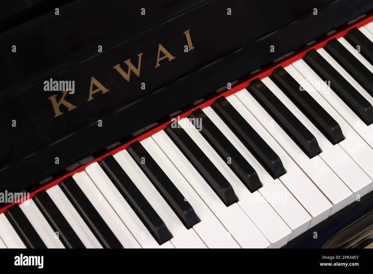 Pianoforte classico Kawai, primo piano di tastiera e logo Foto Stock