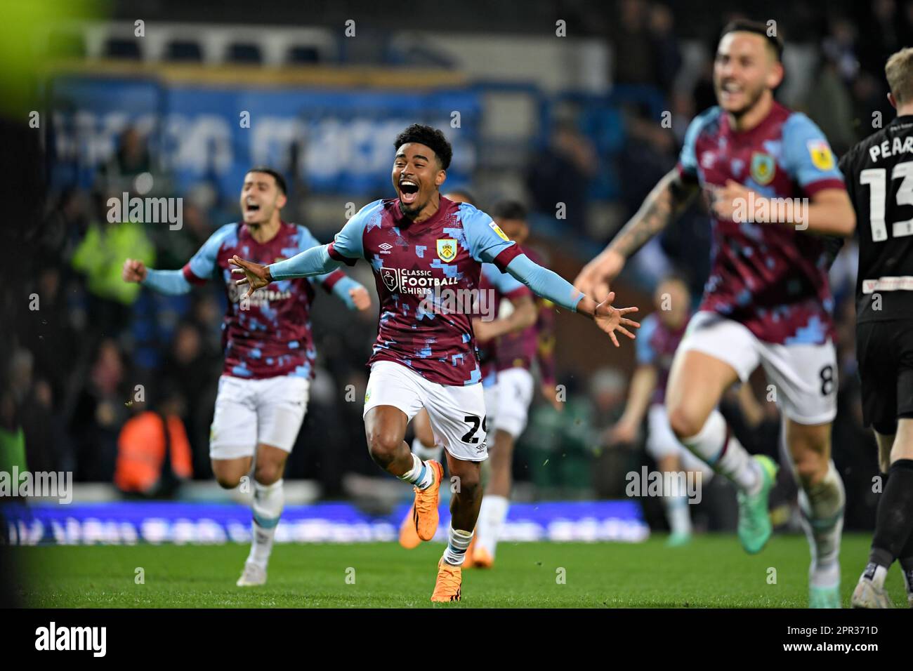 Blackburn, Regno Unito. 25th Apr, 2023. I giocatori di Burnley festeggiano la vittoria a tempo pieno durante la partita del campionato Sky Bet all'Ewood Park, Blackburn. Il credito dell'immagine dovrebbe essere: Gary Oakley/Sportimage Credit: Sportimage Ltd/Alamy Live News Foto Stock